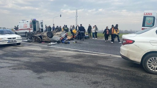 Manisa'da minibüse çarpıp devrilen otomobildeki 3 kişi yaralandı