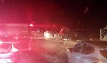 Manisa'da işçi servisi ile otomobil çarpıştı: 17 kişi yaralandı