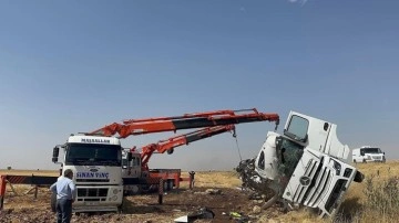 Mardin'de kontrolden çıkan tır tarlaya devrildi!