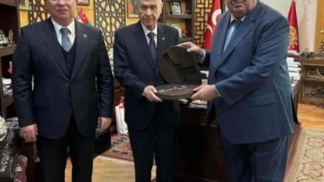 MHP'li genel başkan yardımcıları Bahçeli’ye silah hediye etti