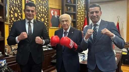 MHP lideri Bahçeli boks eldiveniyle poz verdi!