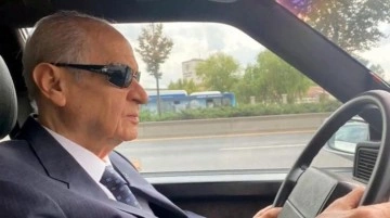 MHP lideri Bahçeli klasik arabasıyla Ankara'yı turladı, dinlediği şarkı da bomba