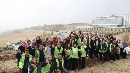 Milli Ağaçlandırma Günü'nde üniversiteli gençler fidanları toprakla buluşturdu