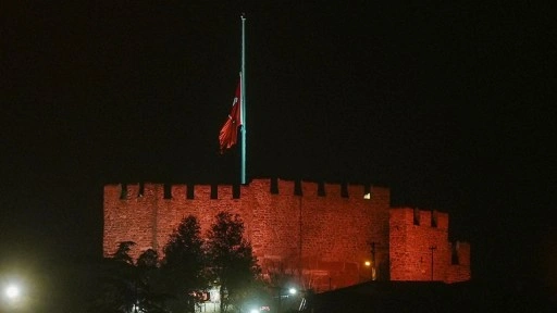 Milli yas ilanının ardından Türkiye'de bayraklar yarıya indirildi