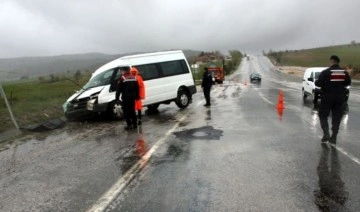 Minibüsle otomobil çarpıştı: 1 ölü, 5 yaralı