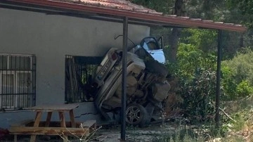 Muğla'da feci kaza kontrolden çıkan otomobil eve böyle çarptı