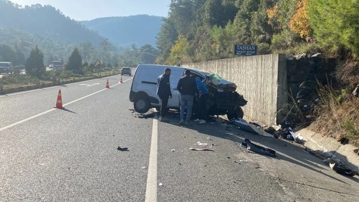 Muğla'da kamyonetin istinat duvarına çarptığı kazada 2 çocuk öldü, 1 kişi yaralandı