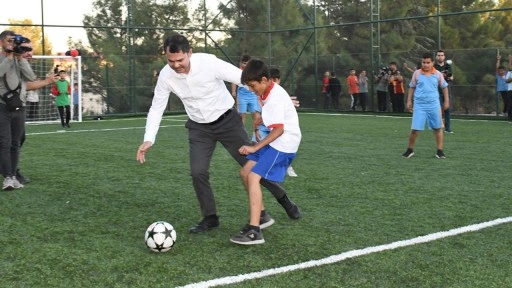 Murat Kurum, halı saha sözünü tuttuğu çocuklarla futbol oynadı