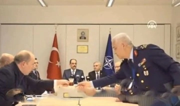 NATO toplantısında tartışma yaratan görüntüler: Korgeneral Göksel Kahya boş bardakları topladı