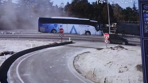 Nevşehir’de Endonezyalı turistleri taşıyan otobüs, iş makinesine çarptı