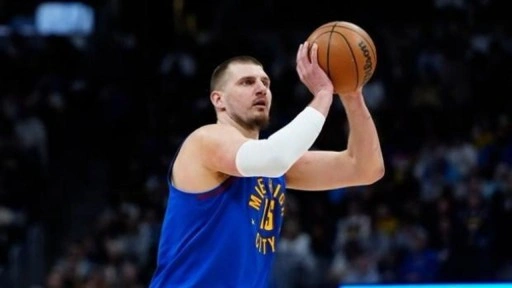 Nikola Jokic alev aldı! Nuggets, Kings'i dağıttı