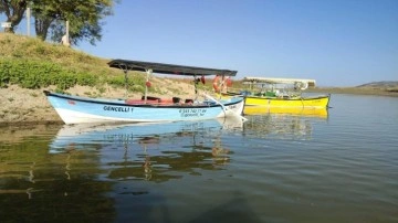 Nilüferler solunca tekneler kuşlar için baraj gölüne açıldı