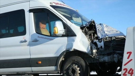 Öğretmenleri taşıyan minibüs kaza yaptı: 14 yaralı