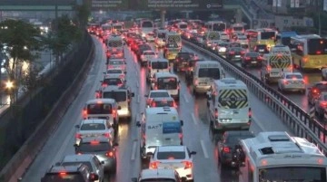 Okullar açıldı, yağmur başladı! İstanbul'da trafik ve toplu ulaşımda yoğunluk yaşanıyor