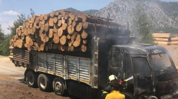 Orman deposundaki tomruk yüklü kamyonda çıkan yangın söndürüldü