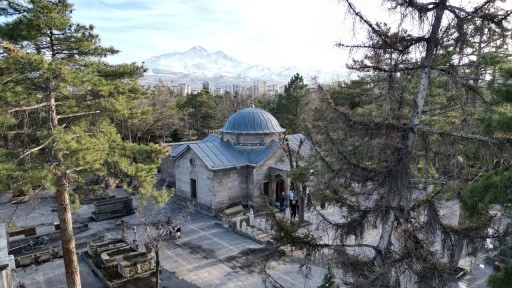 Oruçlarını Mevlana'nın hocası Seyyid Burhaneddin'in ocağında açıyorlar