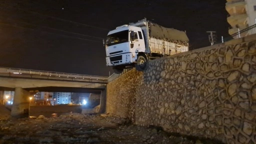 Osmaniye'de kontrolden çıkan odun yüklü kamyon istinat duvarında asılı kaldı