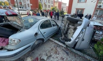 Otomobil, 5 araca çarptıktan sonra devrildi: 1 yaralı