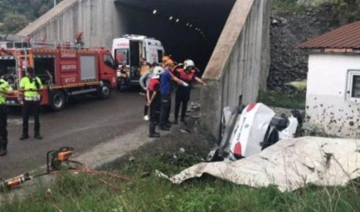 Otomobil tünel girişindeki duvara çarptı, sürücüsü öldü