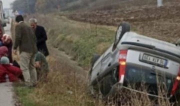 Otomobil, yağmur suyu kanalına devrildi: 4 kişilik aile yaralı