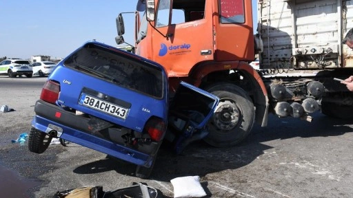 Otomobille tır çarpıştı: 1 ölü 1 yaralı