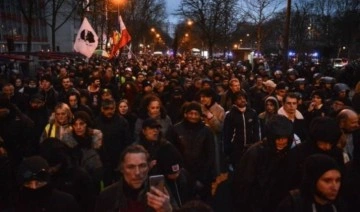 Paris'te sarı yelekliler hükümetin emeklilik reformuna karşı gösteri düzenledi