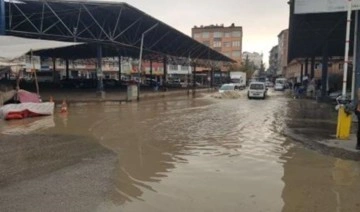 Patlayan su borusu asfaltı yerinden söküp yolları göle çevirdi