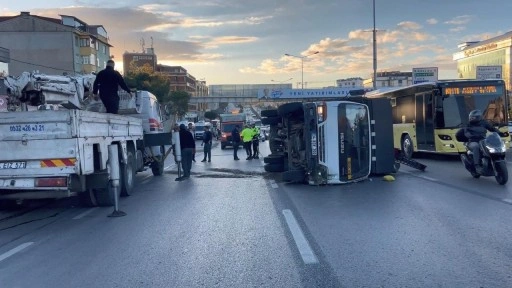 Pendik D-100'de kamyonet devrildi; trafik durma noktasına geldi