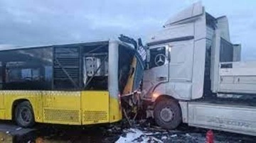 Pendik'te tır ile İETT otobüsünün çarpıştığı kazada 5 kişi yaralandı