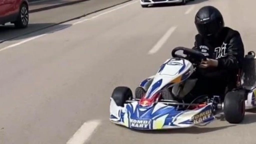 Pisti şaşıran go kart sürücüsü trafiğe çıkıp drift attı