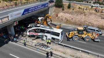 Polatlı'da köprü ayağına çarpan otobüsün enkazı 9 saat sonra çıkarıldı