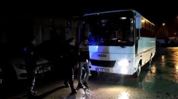 Polisin bastığı dairede 17 kaçak göçmen yakalandı!