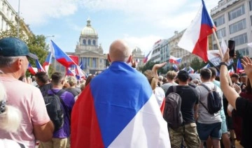 Prag'da on binlerden enflasyon, AB ve NATO protestosu