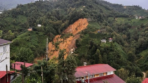 Rize'de heyelan; 2 ev toprak altında kaldı