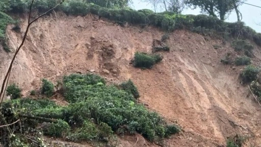 Rize'de heyelan! Yollar ulaşıma kapandı