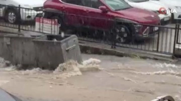 Rize'de sağanak yağış nedeniyle cadde ve sokaklar göle döndü