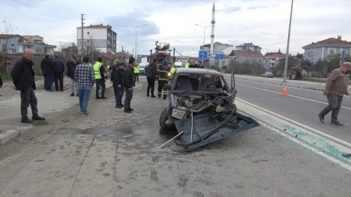 Samsun’da direğe çarpan Tofaş hurdaya döndü! 2 kişi yaralandı