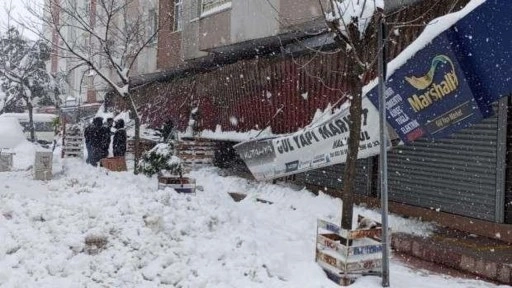 Samsun'da kar nedeniyle iş yerlerinin tenteleri çöktü