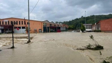 Sanayi sitesi sular altında kaldı!  70 işçi helikopterle kurtarıldı