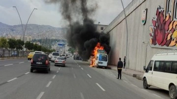 Şanlıurfa'da seyir halindeki minibüs alev topuna döndü