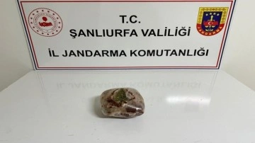 Şanlıurfa'da yapılan aramada yolcunun çantasından uyuşturucu çıktı