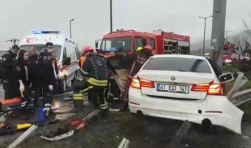 Sapanca'da feci kaza... Otomobil, yol ayrımındaki bariyerlere çarptı: 2 yaralı