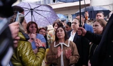 Selvi Kılıçdaroğlu yağmur altında ucuz et kuyruğunda bekleyenleri ziyaret etti