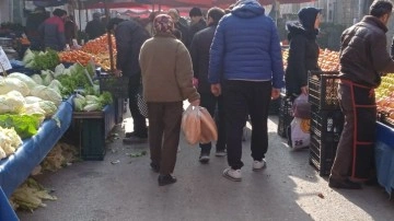 Semt pazarında yeni yıl yoğunluğu başladı