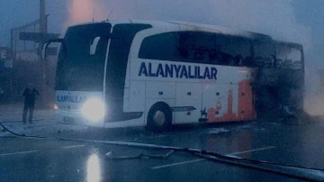 Seyir halindeyken alev alan yolcu otobüsü kullanılamaz hale geldi!