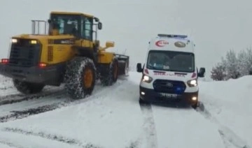 Siirt’te kara saplanan ambulans ve mevsimlik işçilerin olduğu kamyonet kurtarıldı