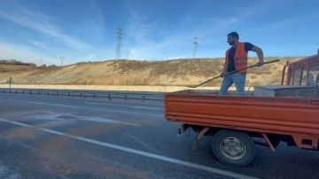 Sinop’ta kaygan yola kum döküldü