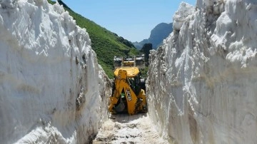 Şırnak Uludere'de ekiplerden karla mücadele çalışması