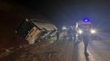 Sivas-Erzincan sınırında yolcu otobüsü devrildi: Çok sayıda yaralı var