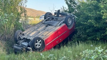 Sivas'ta 6 kişiyi taşıyan hafif ticari araç devrildi